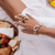 Hand met armbanden en ringen
