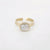 Gouden stainless steel ring met rechthoekige labradorietsteen en gehamerde verstelbare band.