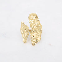 Gouden stainless steel ring met verstelbare pasvorm en organisch gehamerd design.