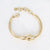 Gouden stainless steel armband met vloeiend gesloten schakelontwerp en verstelbare sluiting.