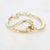 Gouden stainless steel armband met vloeiend gesloten schakelontwerp en verstelbare sluiting.
